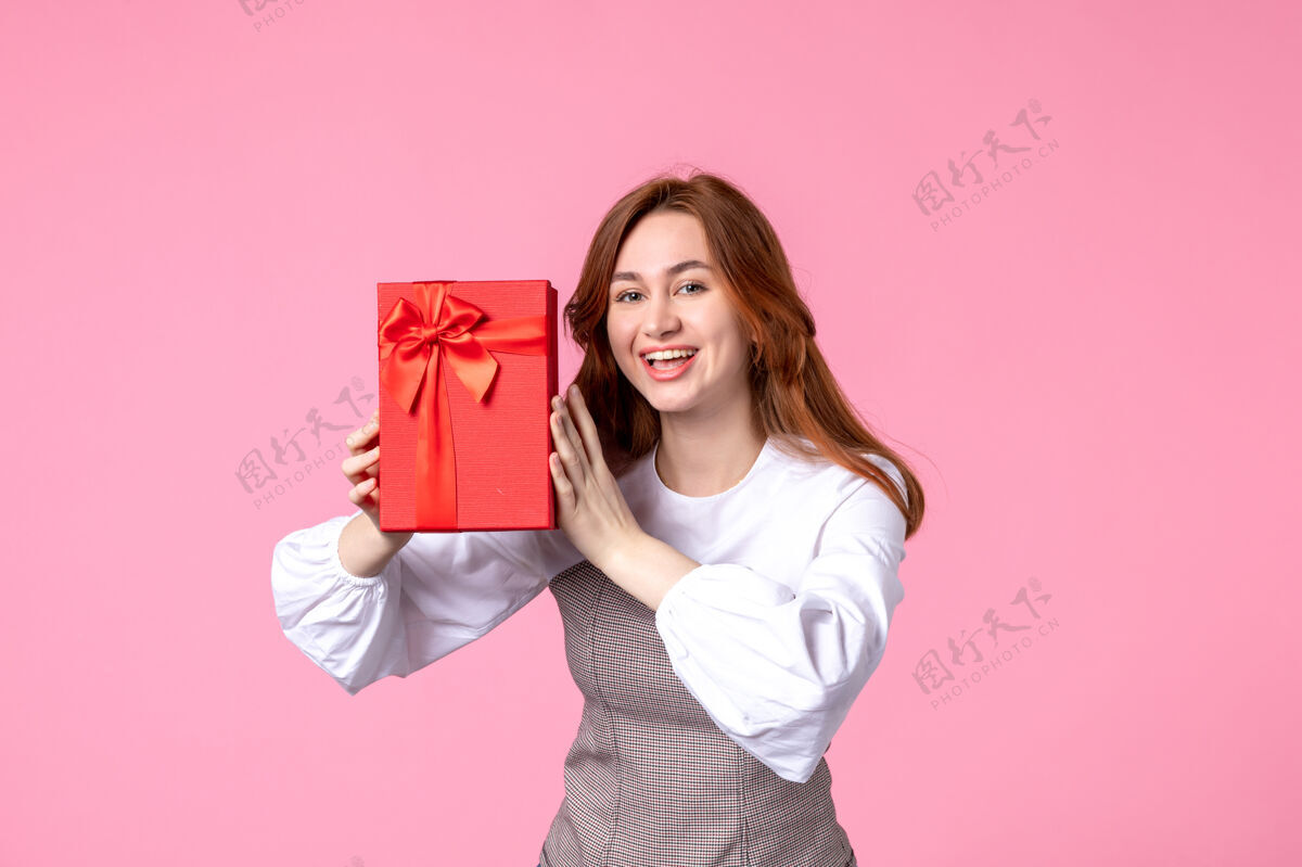 包装正面图：年轻女性 红色包装 粉色背景 相亲日期 三月横向性感礼物 香水 女士照片 钱礼品年轻女性礼品