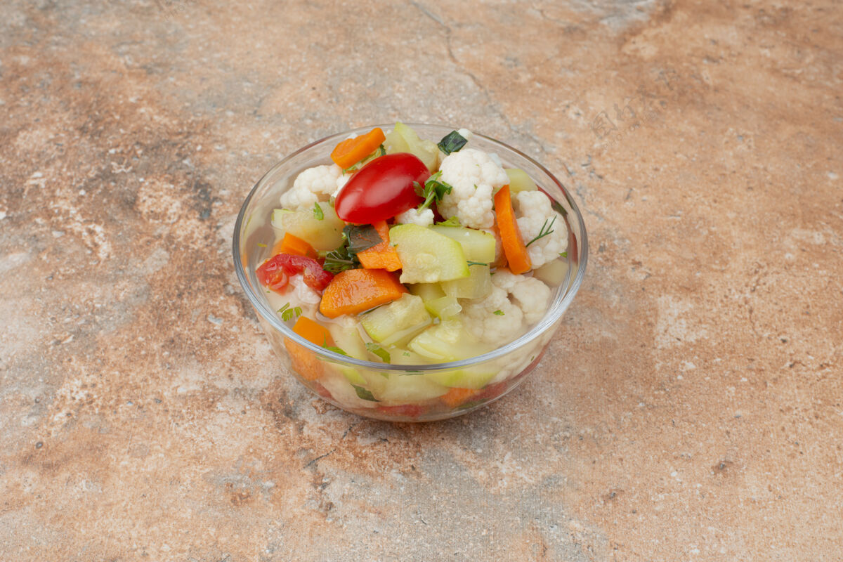 蔬菜美味的蔬菜放在大理石的玻璃板上盘子花椰菜食物