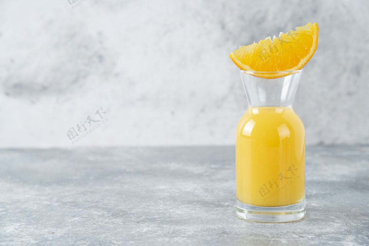 成熟一杯果汁和一片橙子风格味道鸡尾酒