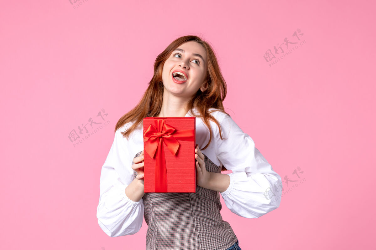 年轻女性正面图：年轻女性 红色包装 粉色背景 相亲日期 三月 横向感官礼品 香水 照片 金钱平等包装礼品礼品
