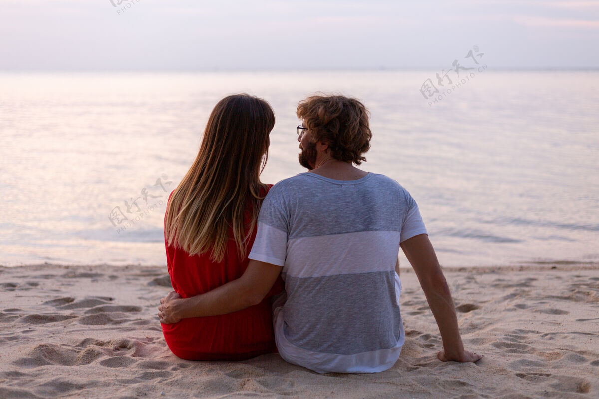 年轻日落时分海滩上的浪漫情侣大海婚礼海滩