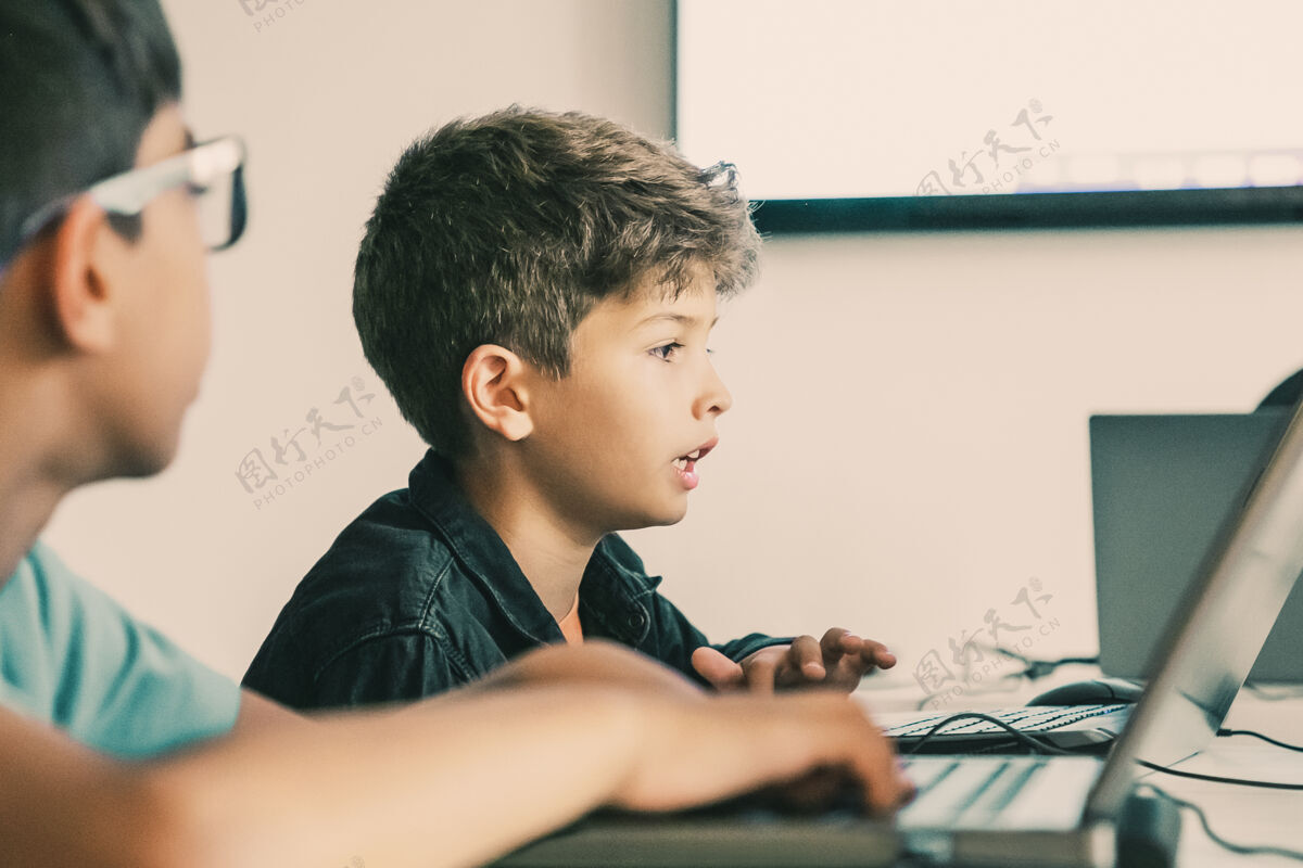 未来派高加索男孩在课上大声朗读任务学习在线学习多样性