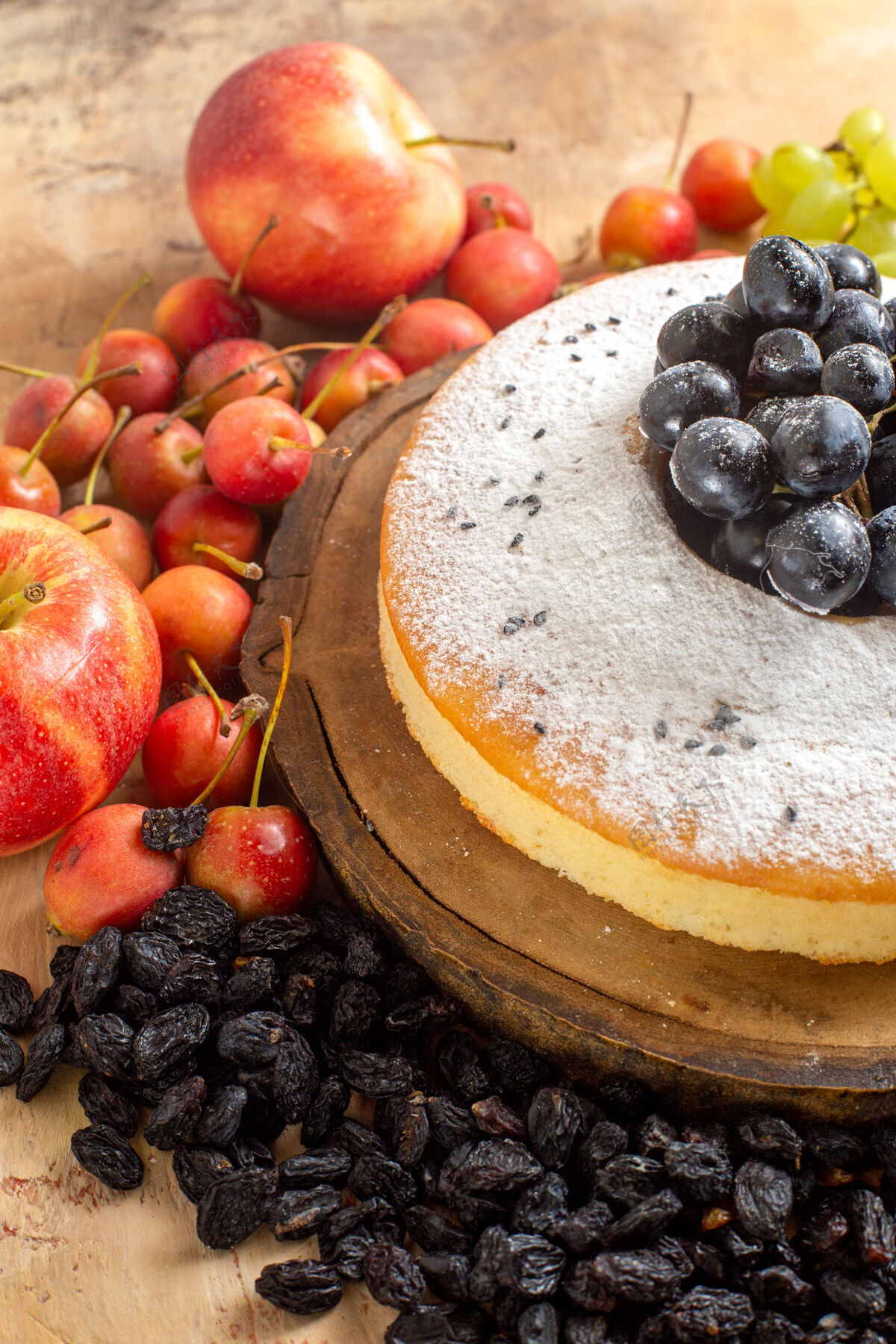 甜点侧面特写一个蛋糕一个开胃蛋糕板葡萄干樱桃苹果蓝莓蛋糕浆果