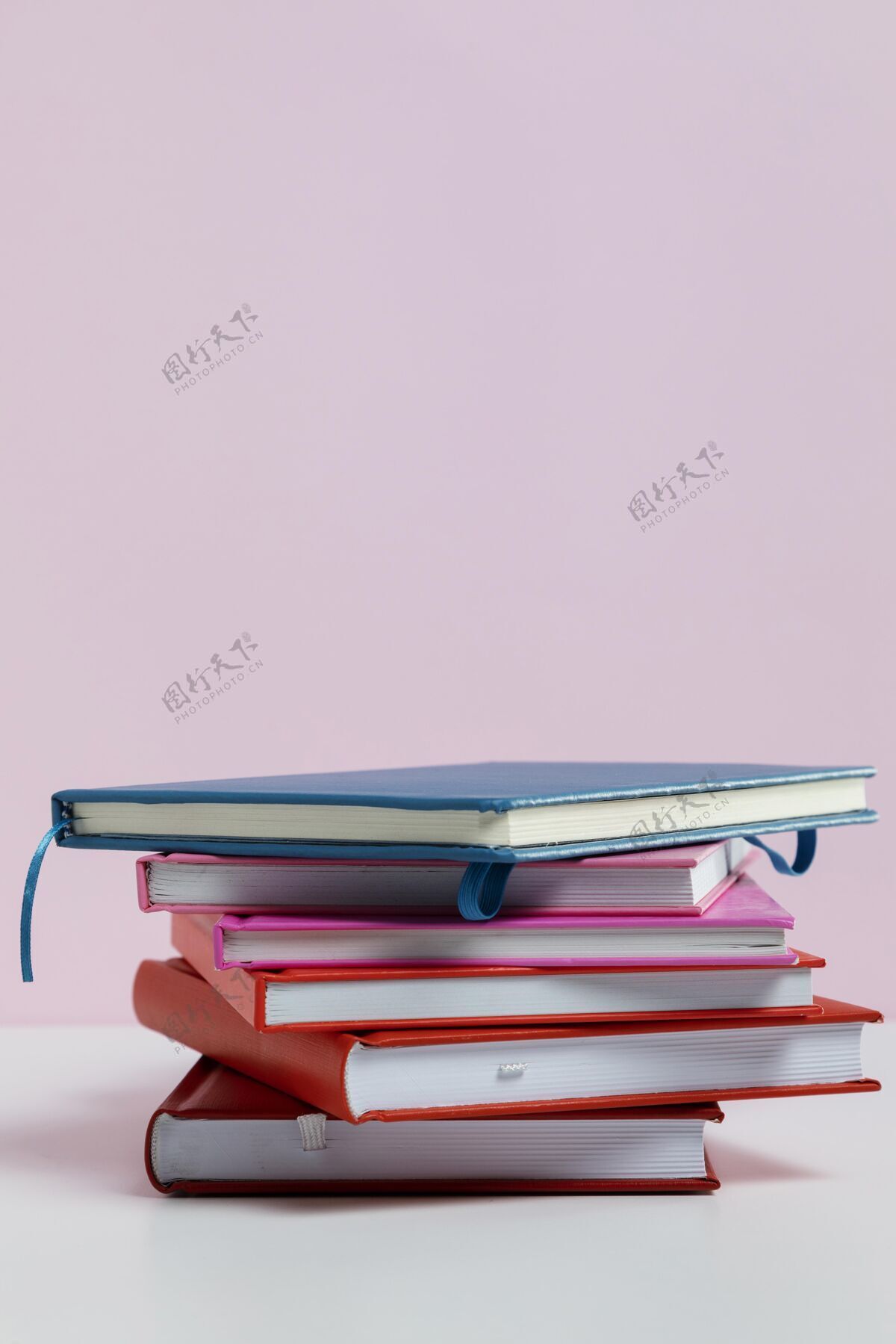 安排搭配书籍和粉色背景手机背景复制空间手机壁纸