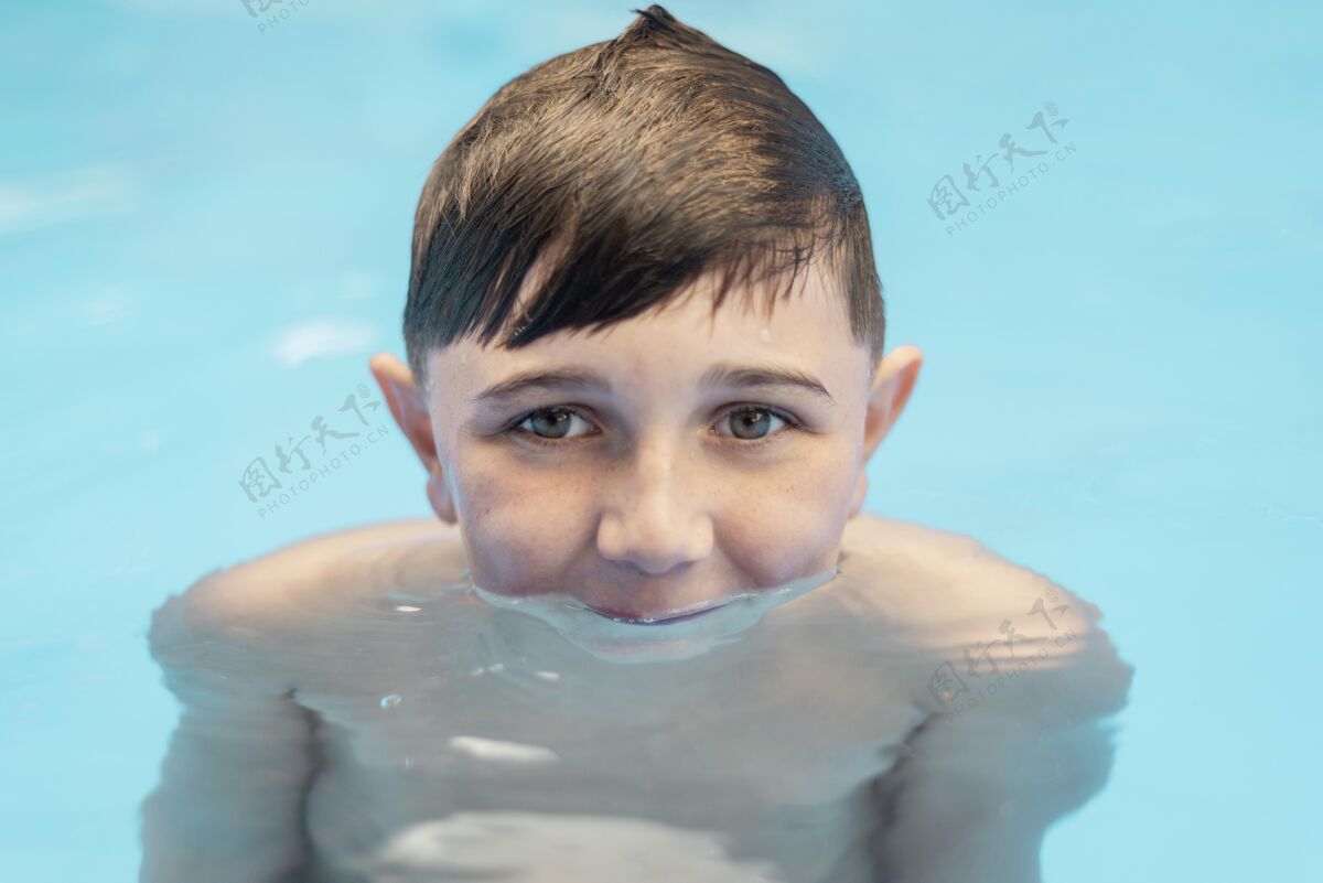 水平特写泳池里的孩子男孩表情青年