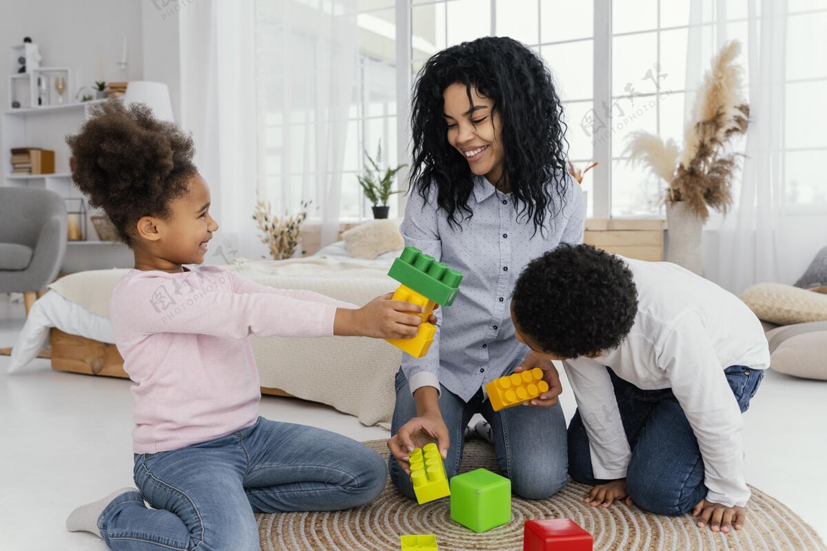 乐趣快乐妈妈和孩子们在家玩耍的正面图在一起家庭母亲