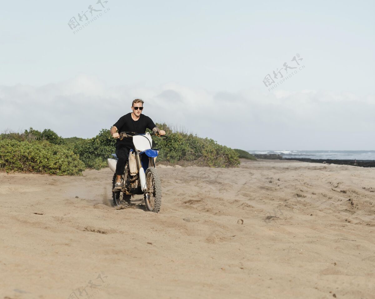 摩托车夏威夷骑摩托车的人姿势旅游激情