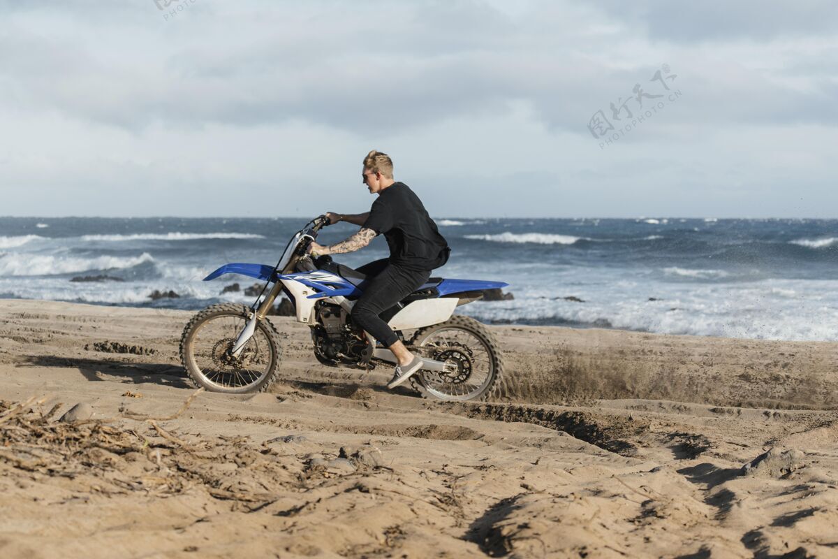 假日夏威夷骑摩托车的人摩托车姿势旅游