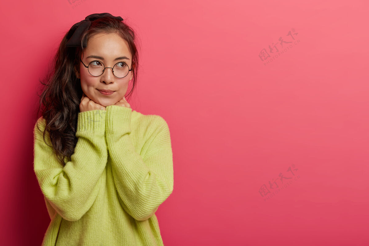 计划黑发的千禧年亚洲年轻女子双手放在下巴下 戴着透明眼镜空白眼镜表情