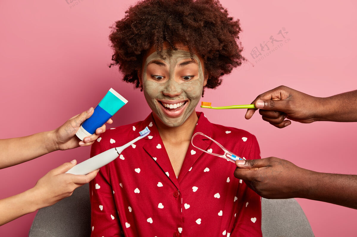 纯皮肤黝黑的女人接受牙科治疗 关心牙齿 穿着红色睡衣刷子新鲜积极