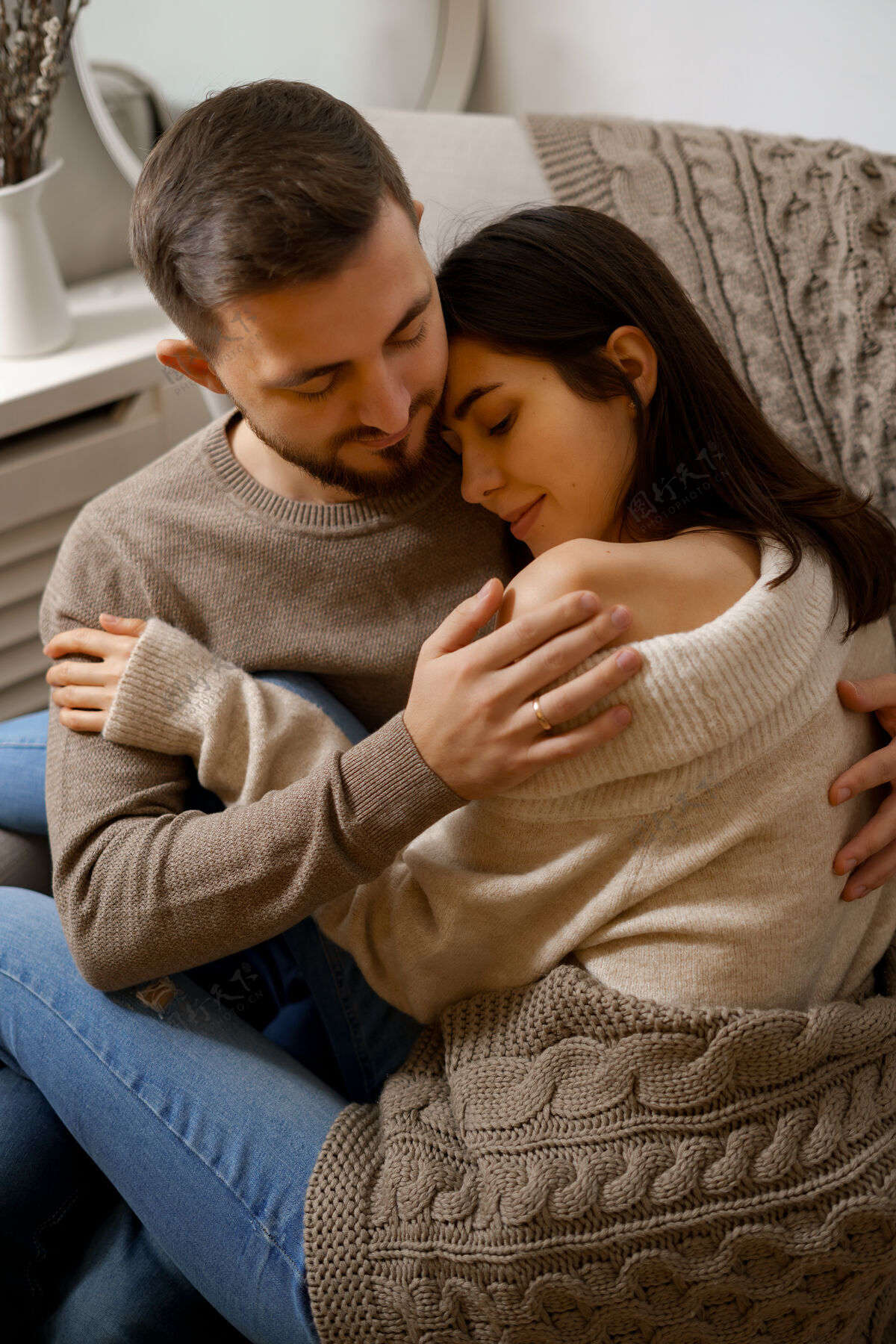 约会一对浪漫的夫妇在家里一个迷人的年轻女子和英俊的男子正在享受消磨时光情人休闲妻子