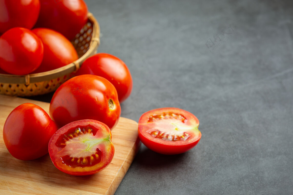 幼苗新鲜的西红柿可以煮了草药水果蔬菜