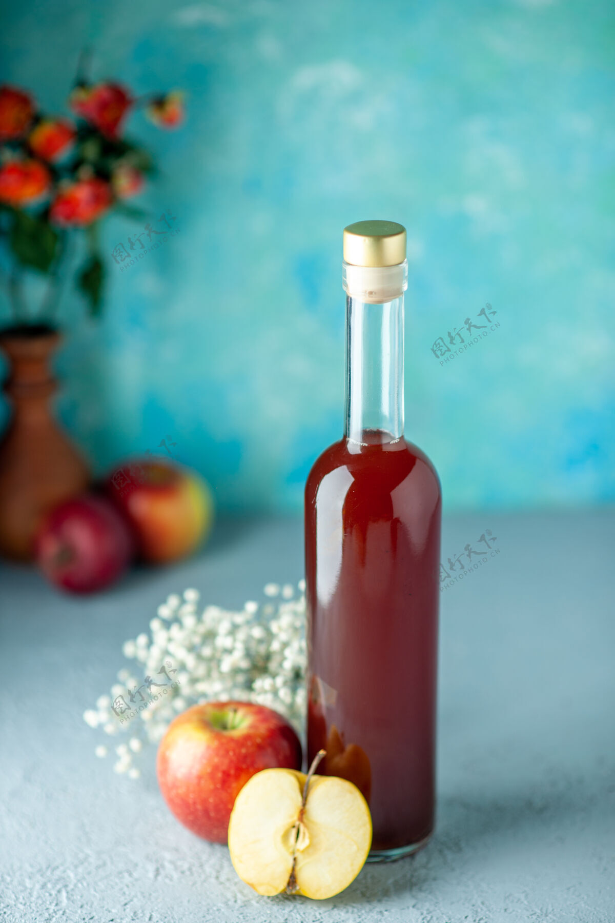 酒杯正面图蓝色墙上的红苹果醋食物喝红色水果酒精酒酸颜色果汁酸水果景观