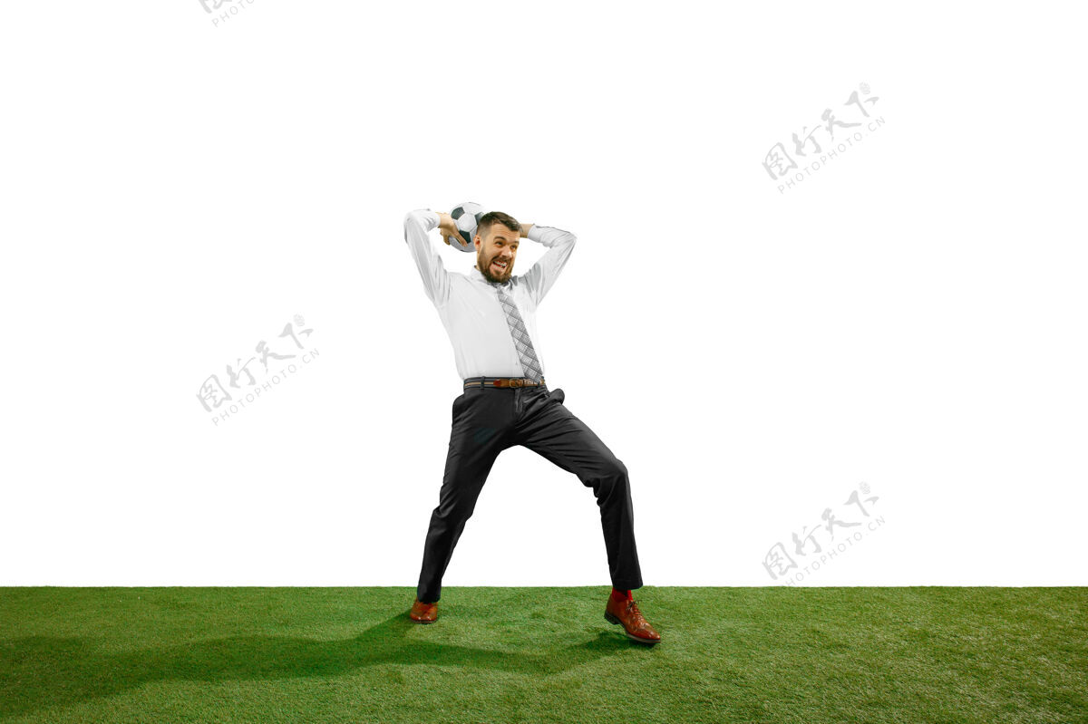 锦标赛一个年轻商人在白墙上踢足球的全长镜头举行快乐工作