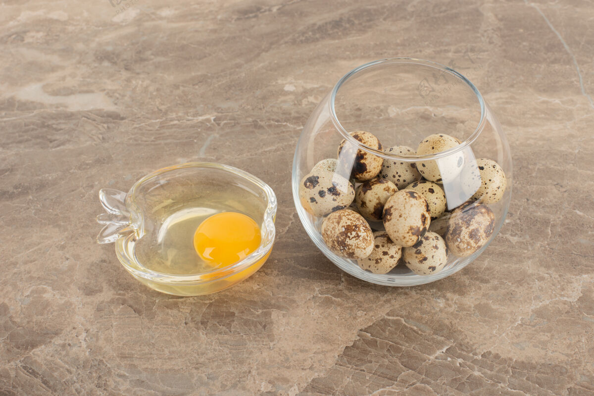 大理石鹌鹑蛋玻璃球和生鸡蛋盘食物鸡蛋美味