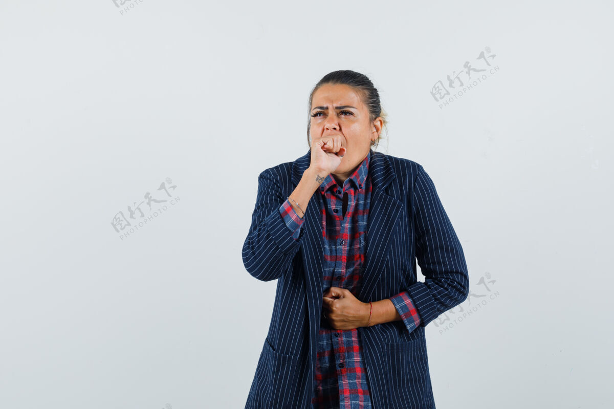 夹克女士咳嗽 穿着衬衫 夹克衫 看起来很不舒服正视图咳嗽女人肖像