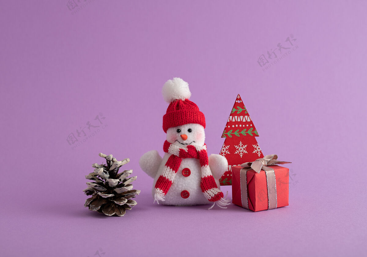 心情雪人 红色礼盒 松果 还有紫色房间里的纸圣诞树多彩玩具传统