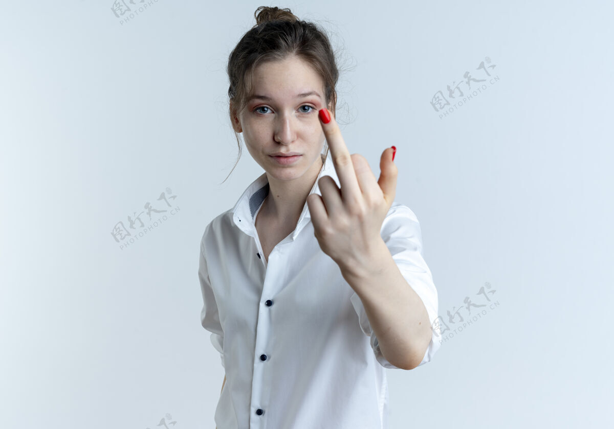 手指年轻自信的金发俄罗斯女孩显示中指与空白空间隔离复制空间年轻中间空间