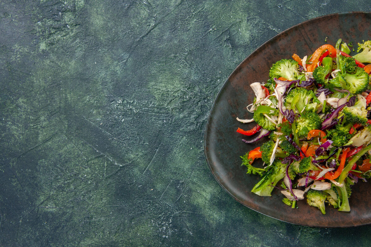 饮食顶视图蔬菜沙拉由辣椒 卷心菜和花椰菜组成 背景颜色为深色食物新鲜膳食健康饮食熟食无维生素空间菜肴卷心菜食物