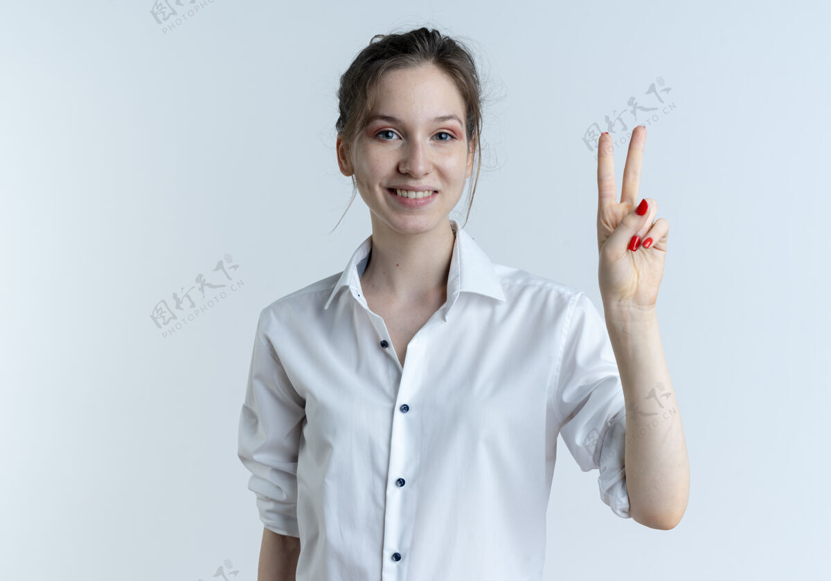 金发年轻的微笑金发的俄罗斯女孩手势胜利的手标志孤立的空白与复制空间复制手手势