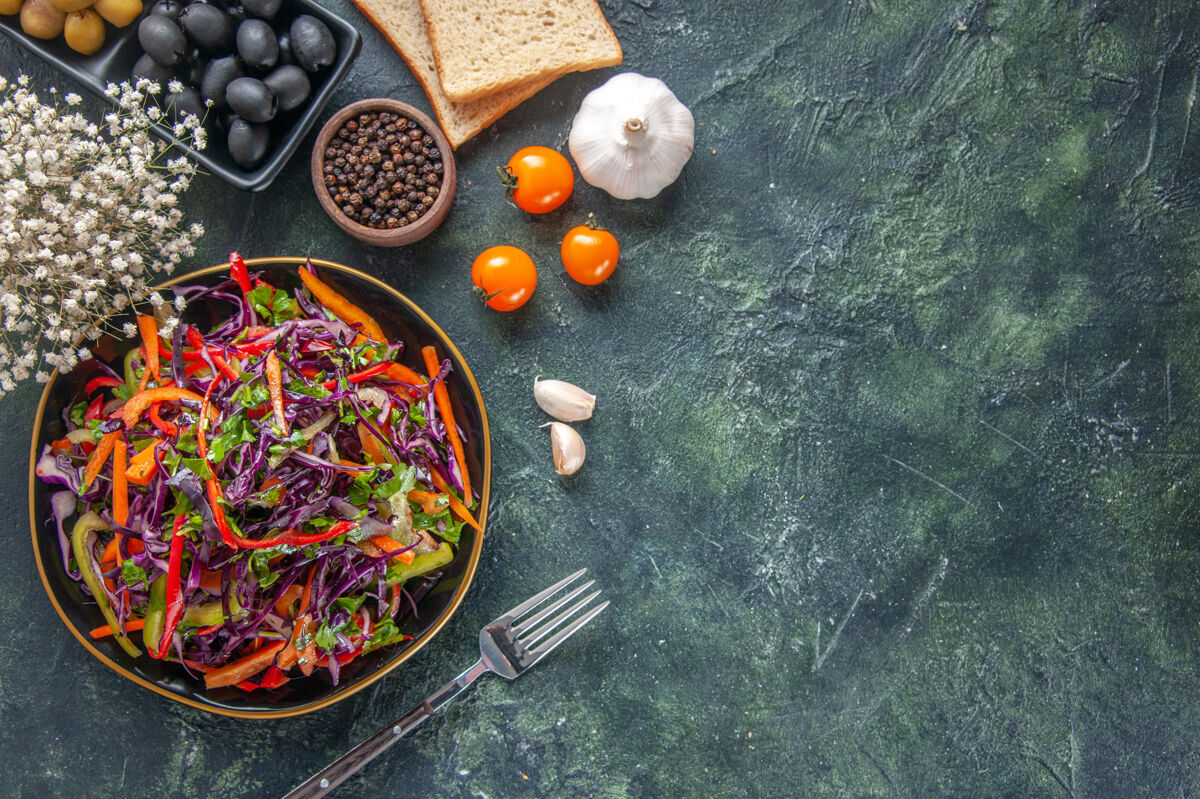 蔬菜俯瞰图美味的卷心菜沙拉 橄榄和黑背景面包食物面包假日小吃健康餐午餐健康食物盘子