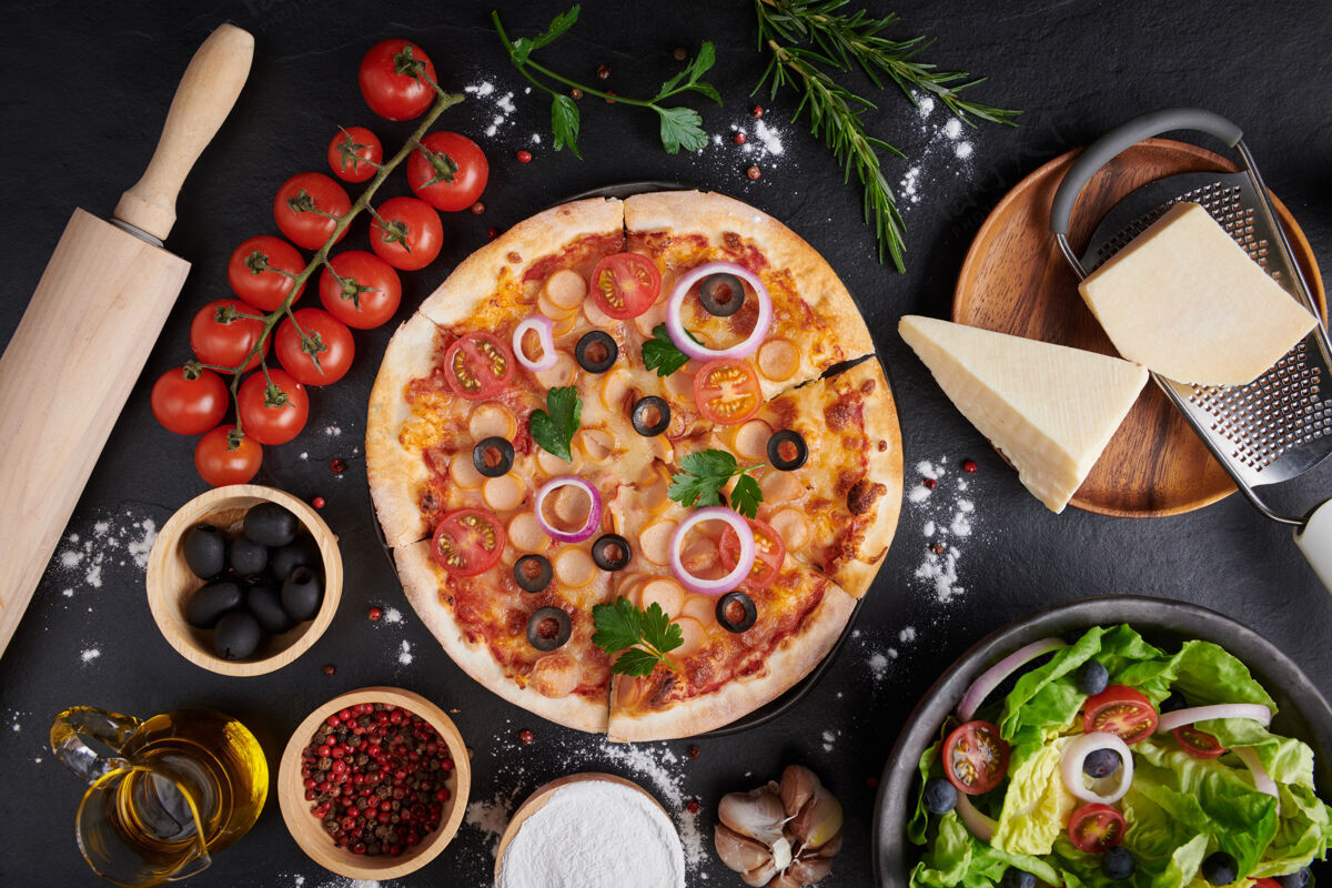 蔬菜意大利比萨饼和比萨饼烹饪原料在深色石头表面食物美食橄榄
