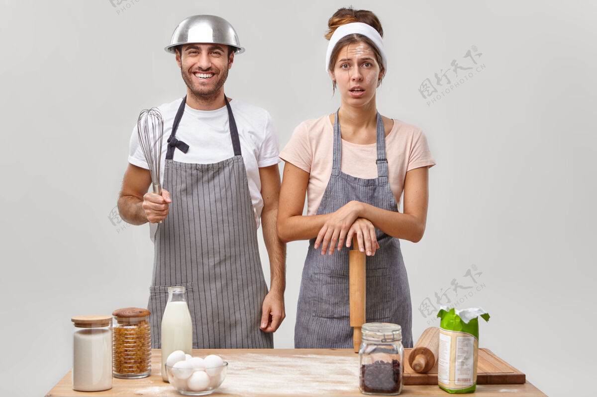 夫妻夫妻俩在厨房摆姿势准备美味的晚餐滚轴厨房成人