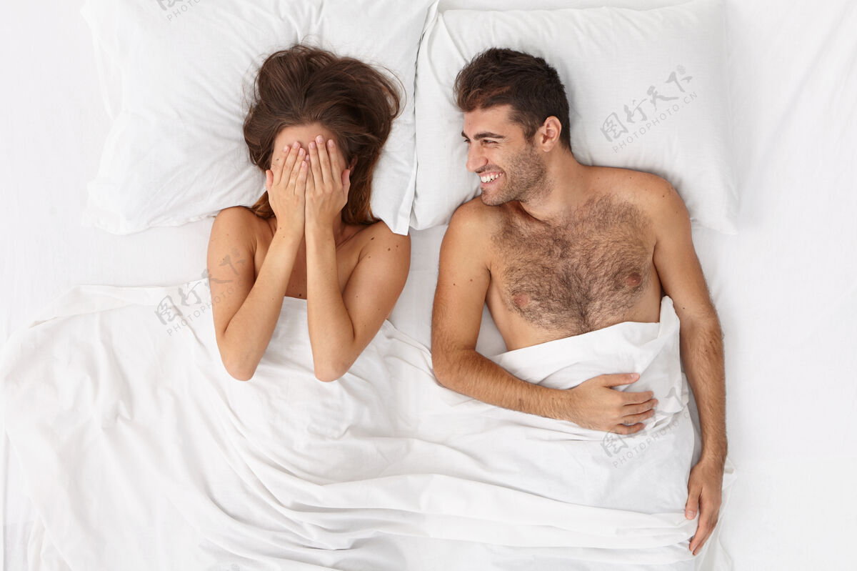 休闲特写这对躺在床上白毯子下的夫妇丈夫妻子觉醒