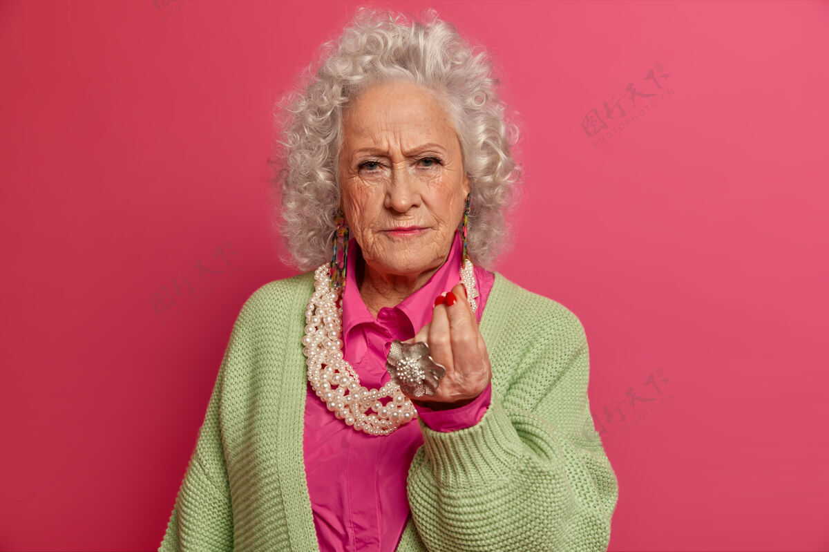 戒指特写优雅的老妇人穿着时尚的衣服保证灰色不高兴