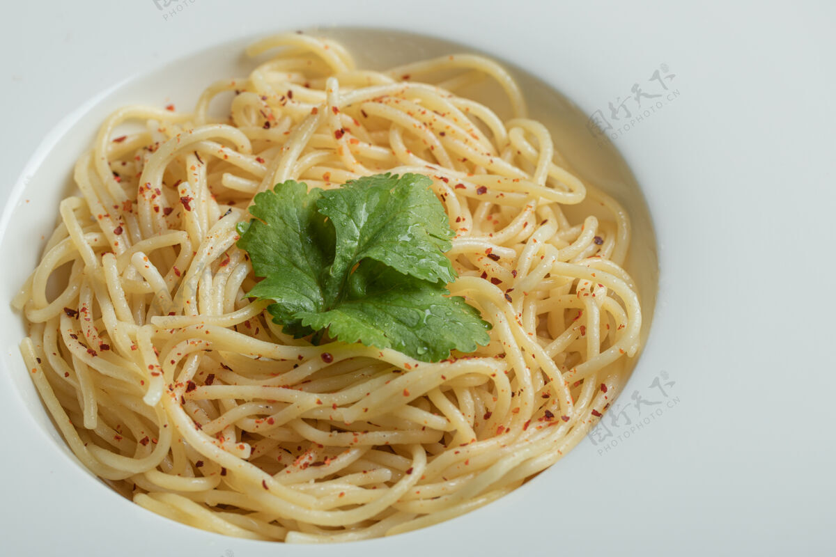意大利面美味的意大利面 白色盘子上有绿色蔬菜蔬菜美味番茄