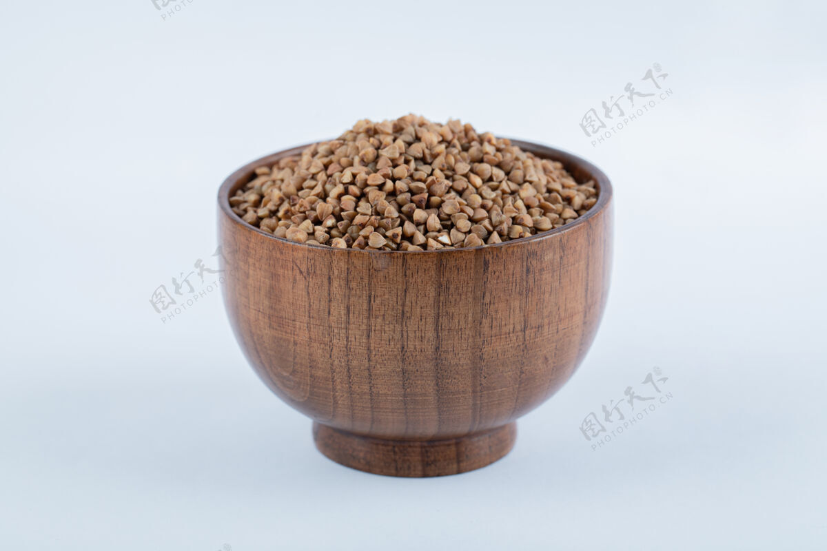 碗一个装满荞麦的小木碗 白色的生的食用木材