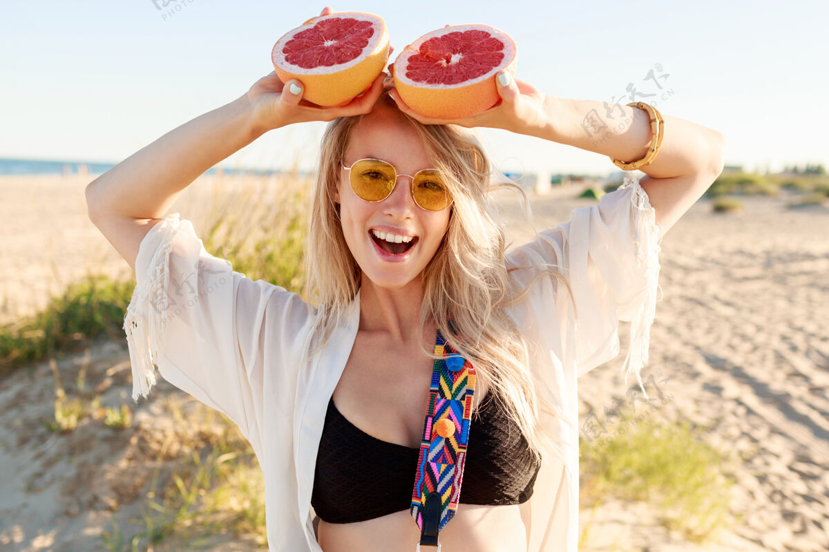 女孩户外生活写真 俏皮无忧无虑的女人手拿美味的柚子摆姿势异国情调健康有机