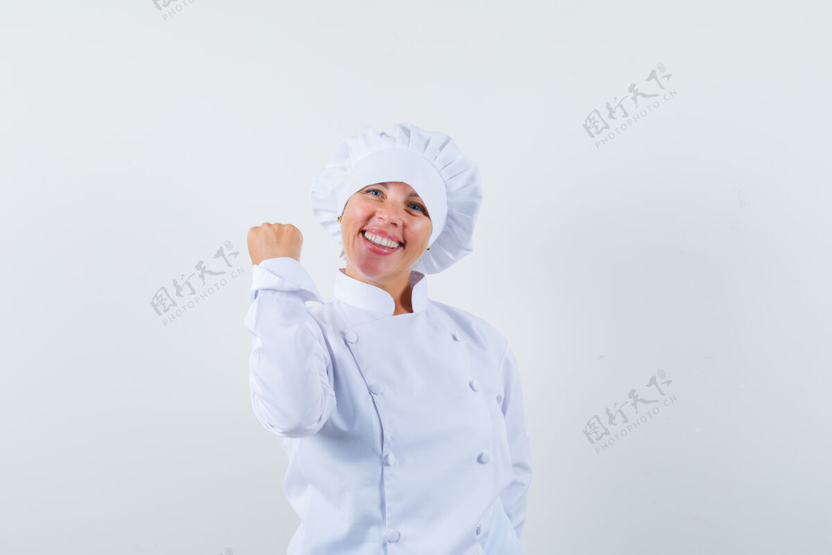 脸身着白色制服的女厨师展示着赢家的姿态 看上去很成功时尚年轻赢家