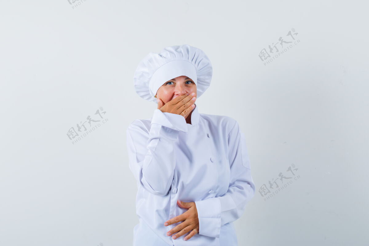时尚一位身穿白色制服的女厨师手捂着嘴 看上去很惊讶制服黑发女人