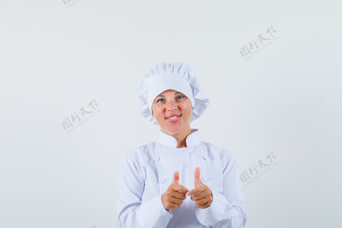 眼睛穿着白色制服的女厨师竖起大拇指 看上去很高兴休闲双人脸