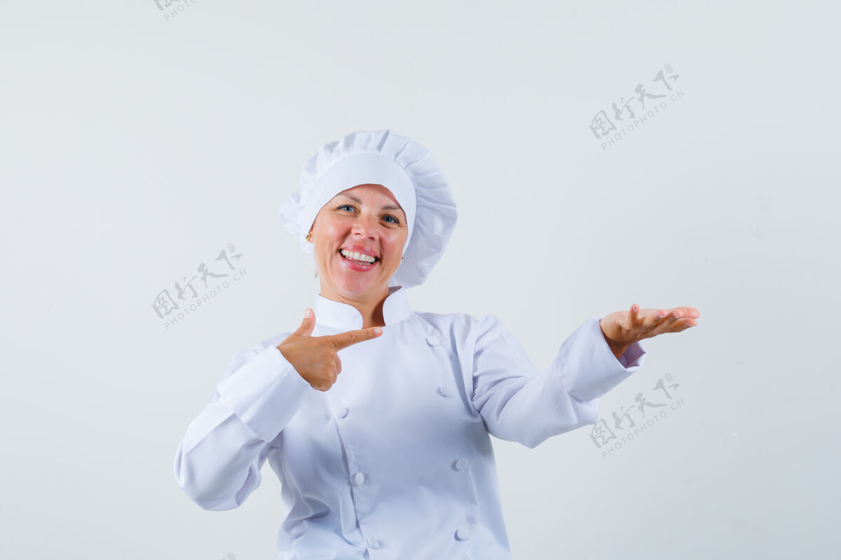 化妆品女厨师指着她的左手 手里拿着一件白色制服的东西 看上去很乐观女士左一些东西