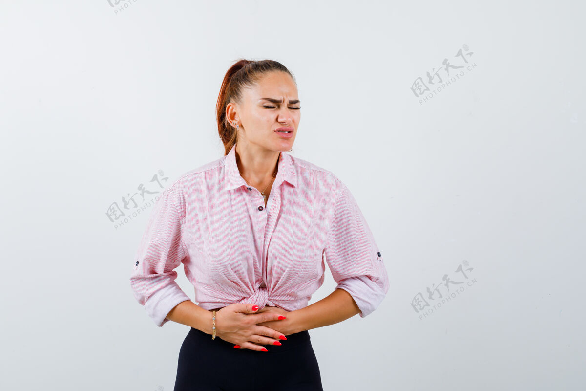 人年轻女性患有胃痛 穿着休闲衬衫 裤子 看上去身体不适正面图健康女孩女人