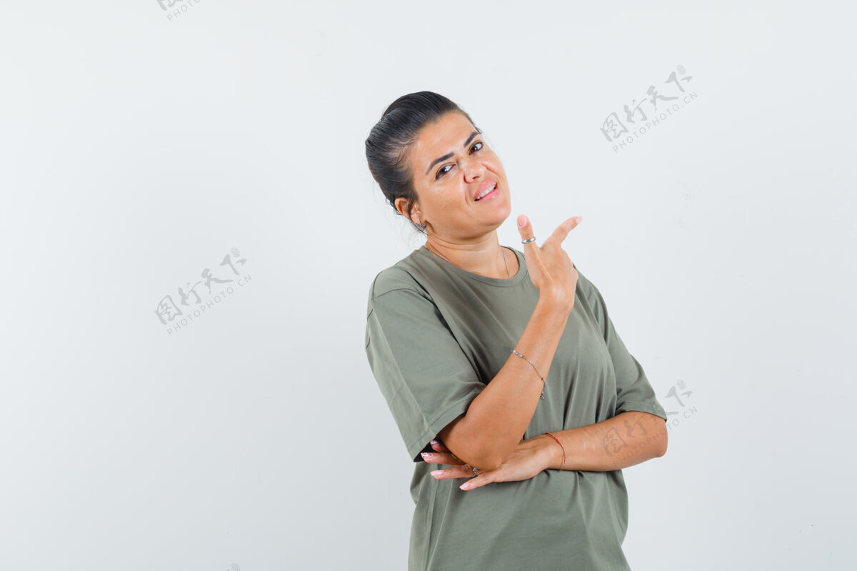 健康一个穿着t恤衫的女人站在一边 看起来很自信护理女士治疗
