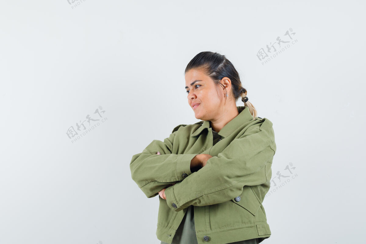 女性穿夹克衫 t恤衫 双臂交叉站着的女人 看上去很沉思休闲时尚时尚