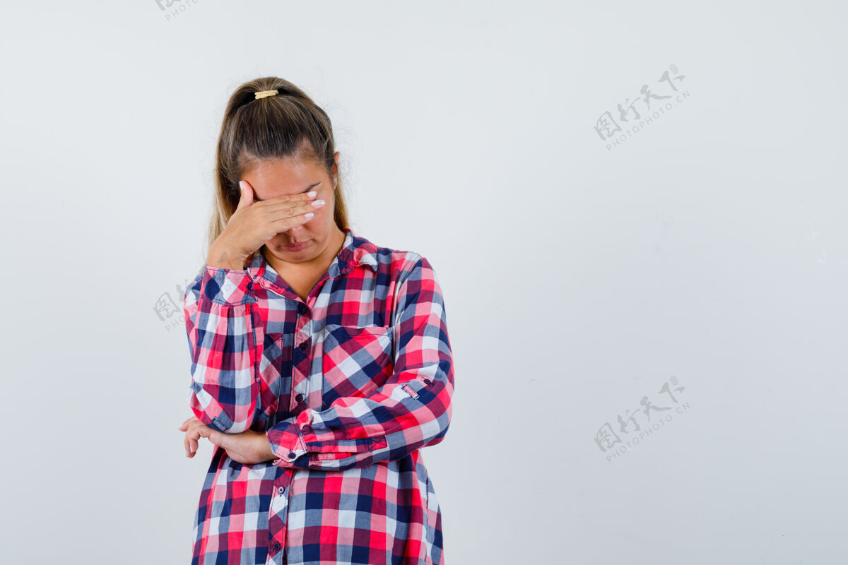 黑发年轻女士头像前面的格子衬衫脸检查抑郁症