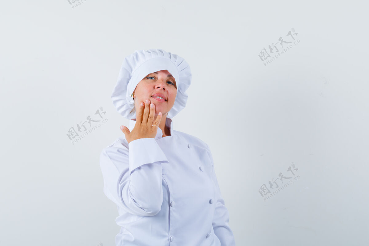 制服一位身穿白色制服的女厨师用手指托着下巴 看上去很精致魅力女人下巴