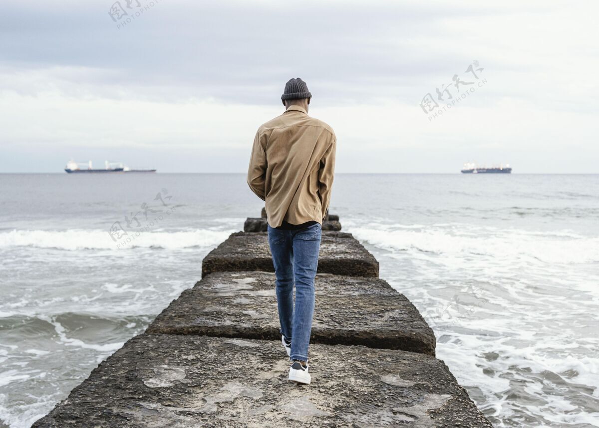 男人画像年轻帅哥姿势海边后视图