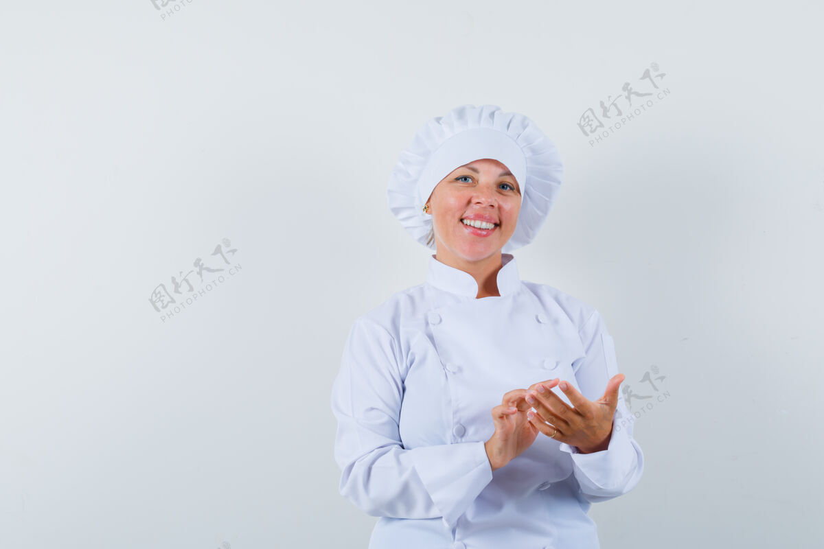 可爱女厨师穿着白色制服假装用手机 看上去很开心女性欢呼人