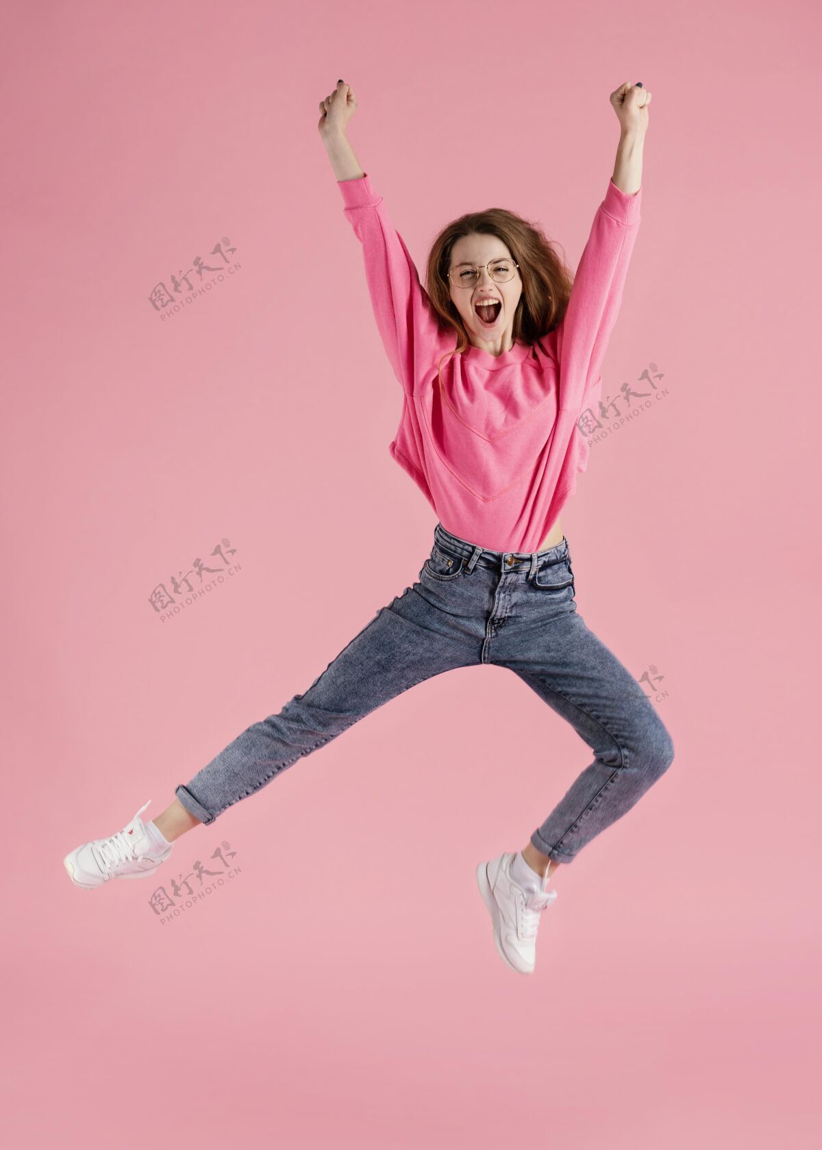 女人人像快乐女人跳模特姿势跳跃