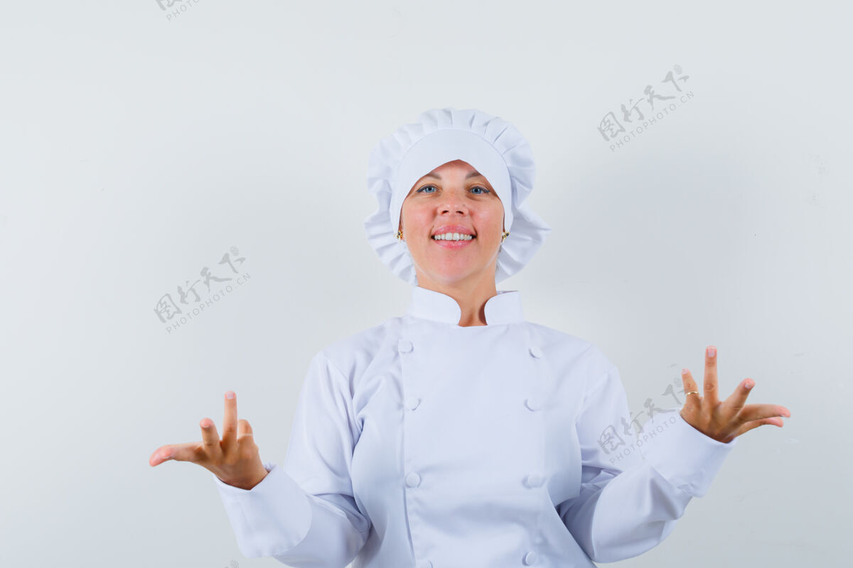 魅力一位身穿白色制服的女厨师手挽着手做着提问的姿势 看上去很自信黑发女士问题