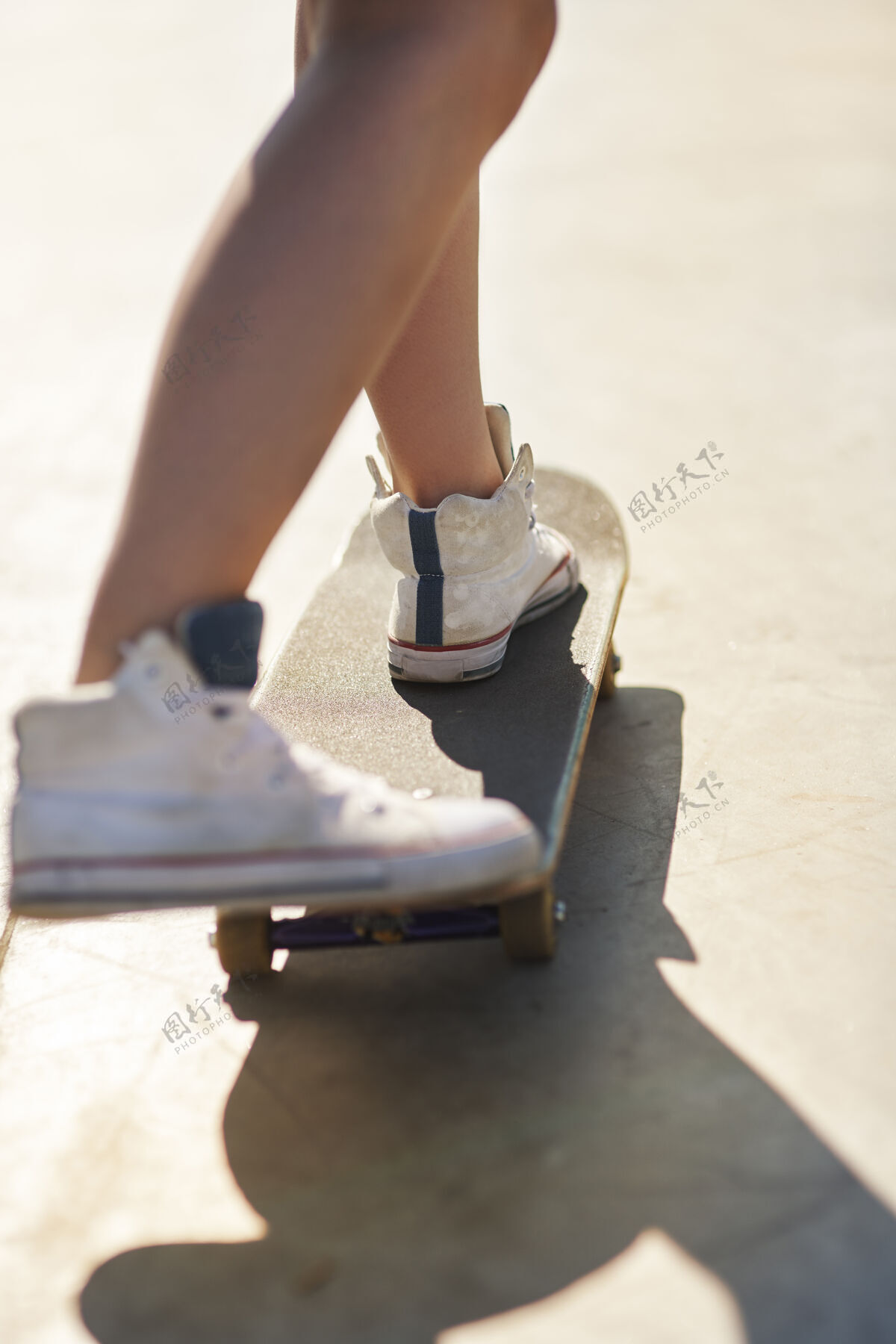 零件玩滑板的女人不可辨认的人人的腿道路