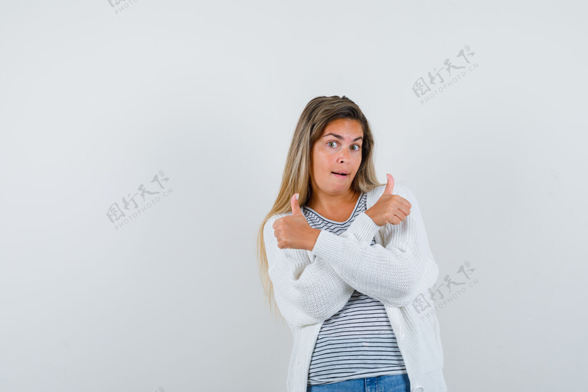 夹克年轻女士在t恤衫 夹克衫上竖起大拇指 看起来很开心 正前方视图T恤肖像双人