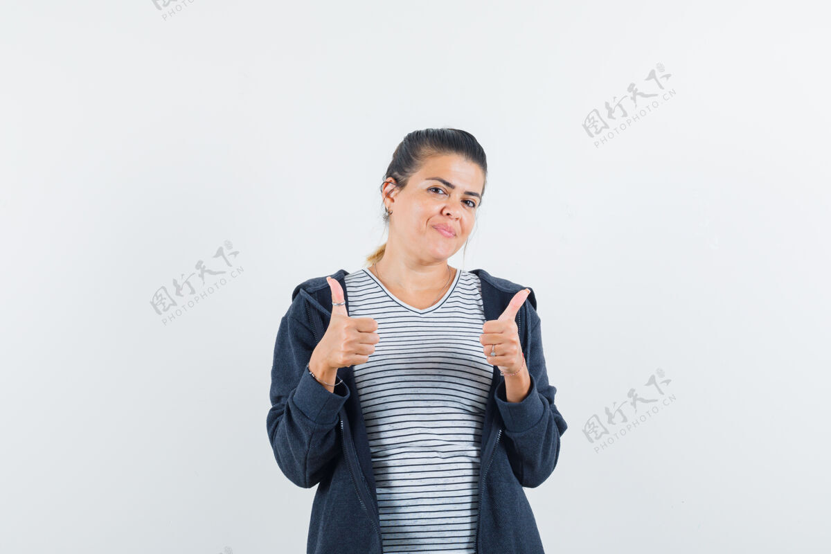 女性穿t恤的女士竖起了大拇指完美双人深色