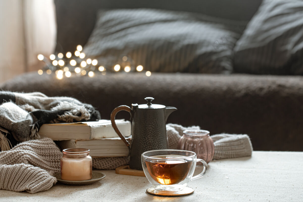 茶壶一杯茶 一个茶壶 一本书 一支烛台上的蜡烛 静物画装饰书茶
