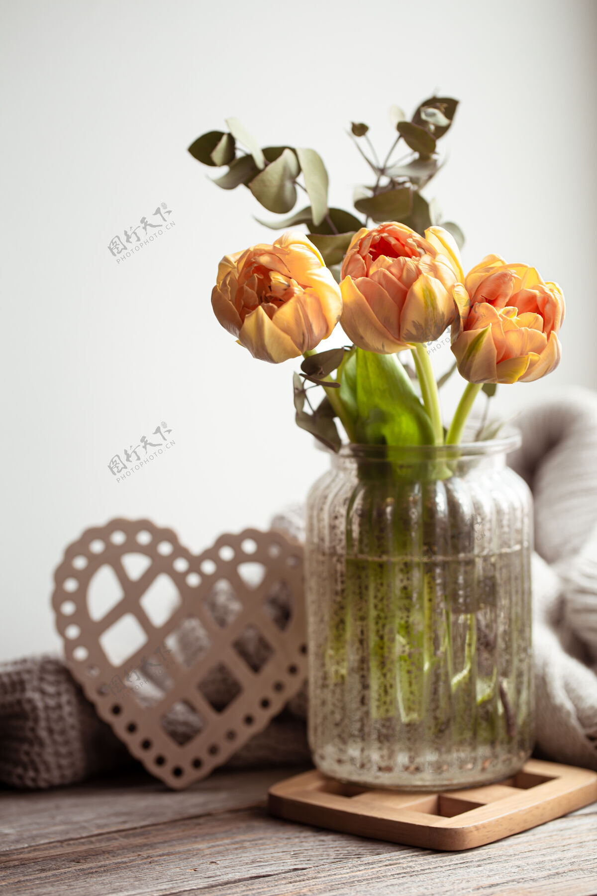 心一个节日静物与插花在花瓶和装饰项目花湿度花束